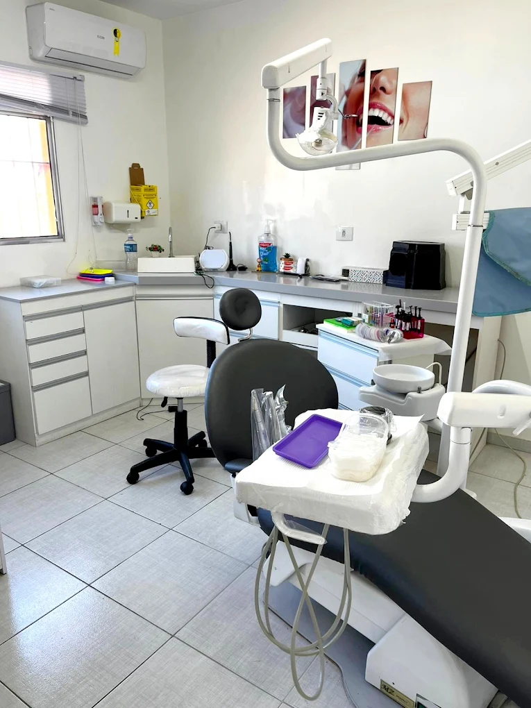 Sala clínica com cadeira odontológica